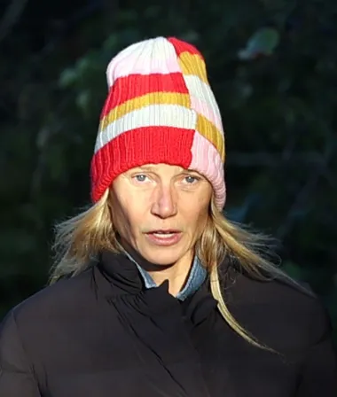 Pedesetogodišnja američka glumica još je jedna u nizu slavnih dama koje vole često pokazivati svoj prirodni look. Osnivačicu Goopa paparazzi su uhvatili u vrlo opuštenom izdanju – s kapom na glavi i prošivenom zimskom jaknom. S obzirom na to da je zakoračila u 50-te, Gwyneth izgleda uistinu sjajno.