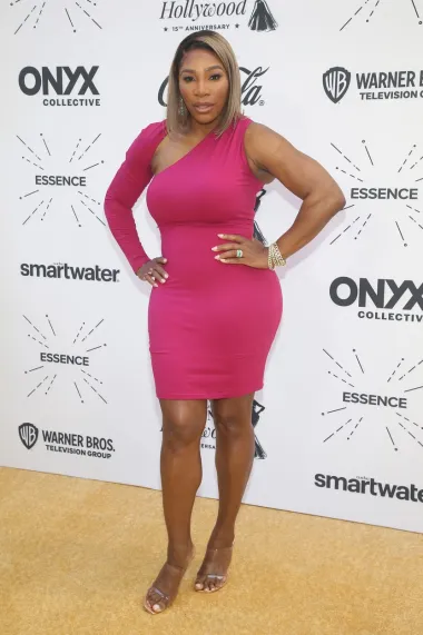 Bivšu američku tenisačicu često imamo prilike viđati u upečatljivim kombinacijama, a za dodjelu nagrada Black Women in Hollywood Awards koja se održala u Los Angelesu nosila je kratku ružičastu haljinu uskog kroja koja je sjajno istaknula njezine obline. Look je začinila upečatljivim nakitom i sandalama s prozirnim remenčićima. 
