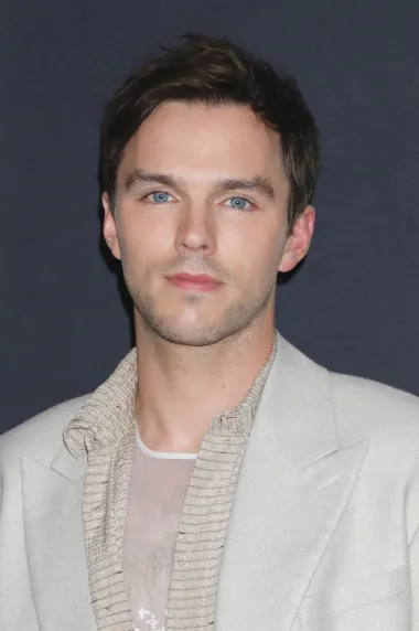 Kada je imao samo 13 godina, talentirani britanski glumac Nicholas Hoult dobio je glavnu ulogu u sjajnom filmu &apos;Sve zbog jednog dječaku&apos; u kojem je glumio sa slavnim Hugh Grantom, a nakon toga odigrao je niz zapaženih uloga u filmovima kao što su &apos;X-Men&apos;, &apos;Pobješnjeli Max: Divlja cesta&apos; i &apos;Tolkien&apos;. Zbog svog dječačkog osmijeha i prodornih plavih očiju, 33-godišnji Nicholas danas je jedan od najpoželjnijih slavnih frajera. 