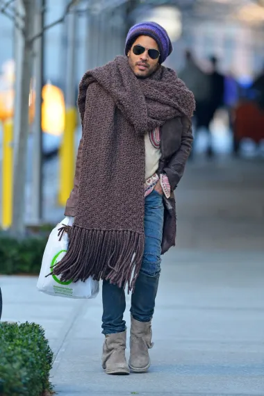 Slavni roker prije nekoliko godina mnoge je zbunio veličinom svog šala koji je nosio kada su ga paparazzi uhvatili u šetnji New Yorkom. Smeđi šal XXL veličine djelovao je poput dekice, a zgodni je pjevač kasnije otkriko da je tijekom tog perioda većinu svog vremena provodio na Bahamima pa se nije u potpunosti pripremio za hladnu njujoršku zimu. Odlučio se zaštititi šalom, no nije bio svjestan da će njegov outfit postati meta posprdnih komentara.    