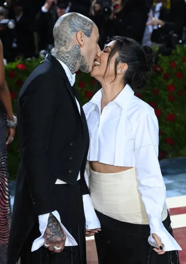 Od međusobnog sisanja prstiju pa do pipkanja i strastvenog ljubakanja u javnosti, Kourtney Kardashian i Travis Barker ludo su zaljubljeni i nije ih briga tko ih gleda. Par se vjenčao 2022, i to čak tri puta – prvo vjenčanje održano je u tajnosti u Las Vegasu, zatim su imali civilno vjenčanje u SAD-u i na kraju su organizirali raskošnu svadbu za svoju obitelj i prijatelje u Portofinu u Italiji. 