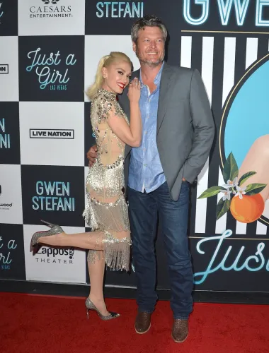 Nakon što su im se brakovi raspali, glazbenici Gwen Stefani i Blake Shelton pronašli su sreću jedno u drugome. Njihova se ljubav dogodila na snimanju showa &apos;The Voice&apos;, i to u periodu kada su oboje prolazili kroz razvode. Svoju su vezu potvrdili u studenom 2015. godine, a vjenčali su se u srpnju prošle godine. Čini se da su napokon sretni pa ih često i u javnosti možemo vidjeti kako izmjenjuju nježnosti i zaljubljene poglede. 