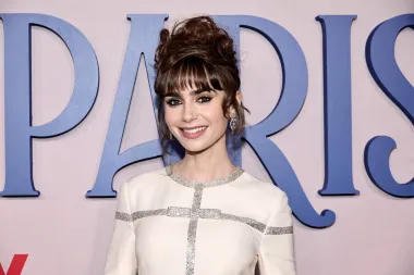 Na desetom mjestu nalazi se glumica Lily Collins koju trenutno gledamo u popularnoj Netflixovoj seriji &quot;Emily u Parizu&quot;. Ova smeđokosa ljepotica proslavila se filmovima &quot;Na kraju duge&quot;, &quot;Snjeguljica&quot; i &quot;Instrumentarij smrtnika: Grad od kostiju&quot;, a kći je poznatog oca, glazbenika Phila Collinsa.