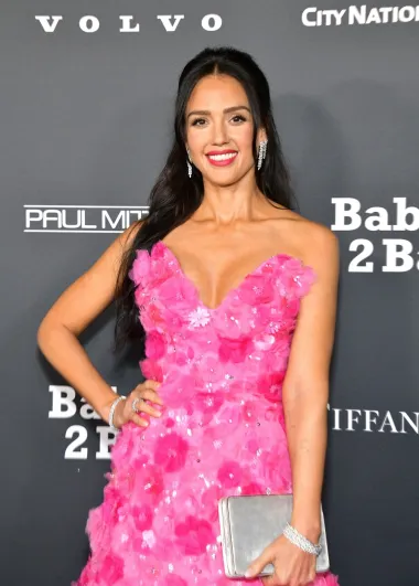Na petom mjestu našla se slatkica Jessica Alba, glumica koja već godinama izgleda toliko dobro i kao da ne stari. Albu su proslavile uloge u filmovima &quot;Fantastična četvorka&quot;, &quot;Honey&quot; i &quot;Sin City&quot;, a već se našla na listama poput ove - 2009. godine časopis FHM stavio ju je na 3. mjesto svojeg tradicionalnog izbora najseksi žena svijeta.