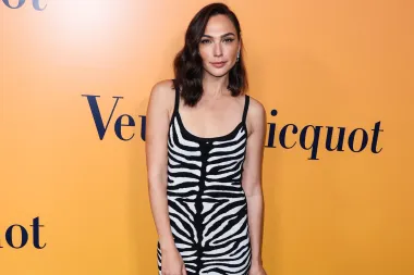 Drugo mjesto liste najljepših žena svijeta pripalo je izraelskoj glumici Gal Gadot, koja je s 18 godina u 2004. godini bila je okrunjena kao Miss Izraela. U Hollywoodu se proslavila ulogama u filmovima &quot;Wonder Woman&quot;, &quot;Crvena tjeralica&quot; i &quot;Smrt na Nilu&quot;.