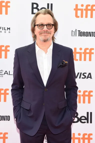 Legendarni britanski glumac Gary Oldman rođen je 21. ožujka 1958., a ove će godine također navršiti 65 godina. Svjetsku slavu postigao je igrajući filmske zlikovce poput grofa Drakule u &quot;Drakuli&quot; iz 1992. te Jean-Baptiste Emanuela Zorge u &quot;Petom elementu&quot;, a pojavio se i u filmovima kao što su &quot;Harry Potter&quot;, &quot;Vitez tame&quot; i &quot;Čuvaj me s leđa&quot;.