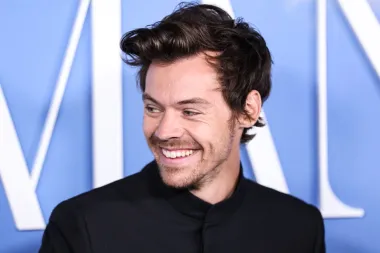 Deseto mjesto najzgodnijih muškaraca zauzeo je glumac i glazbenik Harry Styles. Mnoge tinejdžerice zaljubile su se u njega dok je pjevao u popularnom bendu One Direction. No, od šesnaestogodišnjeg mladića s glazbenim talentom, Styles je kroz godine postao najbogatiji Britanac mlađi od trideset godina, započeo je solo pjevačku karijeru, a zakoračio je i glumačke vode. 28-godišnjeg Harryja prvo smo gledali u &apos;Dunkirku&apos; pa u ‘Miss Americana’, zatim u &apos;My Policeman&apos;, a nedavno i u kino hitu &apos;Don&apos;t Worry Darling&apos; s Florence Pugh. Tu je uspješnicu režirala Olivia Wilde s kojom je Styles donedavno bio u vezi.