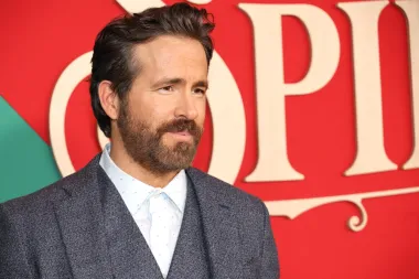 Visoko drugo mjesto najzgodnijeg frajera pripalo je  Ryanu Reynoldsu. Ovaj slavni glumac trenutačno sa suprugom Blake Lively iščekuje četvrto dijete. Otkako su se vjenčali 2012. par je dobio tri djevojčice - James, Inez i Betty, a uskoro im stiže još jedna prinova. Osim u privatnom životu, Ryanu ide i na poslovnom planu, pa osim što snima blockbustere, vlasnik je jednog od najboljih ginova na svijetu te je vlasnik i nogometnog kluba. Osim, toga Ryana mnogi obožavaju zbog njegove neposrednosti i humora. Upravo, Ryan nerijetko &apos;trola&apos; svoju suprugu Blake na društvenim mrežama. Svakako frajer za poželjeti. 