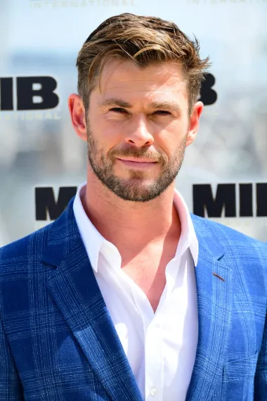 Tko je trenutno najzgodniji celebrity frajer? Prema Rankeru, to je Chris Hemsworth, stariji brat Liama Hemswortha koji je također na listi najzgodnijih. U holivudske vode probio se prije gotovo petnaest godina ulogom u &apos;Star Treku&apos;, a već su tada mnogi hvalili njegov fizički izgled. Otkako je dobio ulogu u &apos;Thoru&apos;, 39-godišnji Chris isklesao je tijelo, mnogi će reći do savršenstva.  U sretnom je braku s Elsom Pataky te imaju troje djece. 