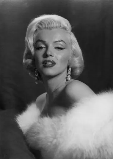 Na četvrtom mjestu nalazi se Marilyn Monroe, koja je pedesetih godina slovila za pravu ikonu. Njezin je utjecaj bio toliko značajan da je šezdesetih godina njezino lice postalo simbolom pop kulture, a 1999. godine uvrštena je među najveće legende zlatnog doba Hollywooda. Njezina je tragična životna priča, nažalost, svima dobro poznata, a prošle smo godine gledali i novi film o njezinom životu, &quot;Plavuša&quot;.