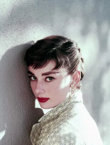 Na prvom mjestu ove ljestvice nalazi se Audrey Hepburn, holivudska glumica koja je bila i istinska modna ikona, a smatrali su ju jednom od najbolje odjevenih slavnih osoba. Postala je legenda zbog svoje jedinstvene ljepote i talenta, a i danas gledamo neke njezine odlične klasike, poput &quot;Doručka kod Tiffanyja&quot; i &quot;Praznika u Rimu&quot;.