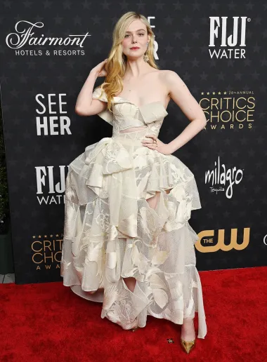 Više je slavnih dama jučer &apos;isfuralo&apos; glamurozne kombinacije u bež boji, no oko stajlinga mlade glumice Elle Fanning vjerojatno su poprilično podijeljena mišljenja. Izabrala je kreaciju iz nove kolekcije modnog dizajnera Alexandera McQuenna koju odlikuje asimetrični kroj, izrezani detalji te naborana tkanina koja pomalo podsjeća na origami. Ipak, moramo priznati da se ovom nježnom nijansom itekako istaknula, a sve je &apos;začinila&apos; glamuroznim štiklama.