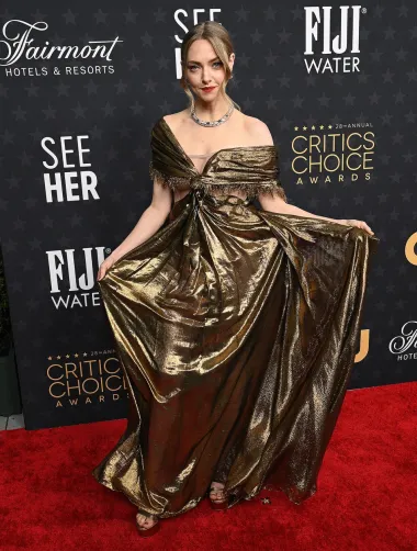 Kad smo napisale da je na jučerašnjom Critics&apos; Choice Awardsu &apos;izdominirala&apos; zlatna, prvenstveno smo mislile na kombinaciju glumice Amande Seyfried. Kao da je znala da će kući ponijeti nagradu, odabrala je glamuroznu Diorovu haljinu, no kasnije je s njom imala incident. Naime, haljina joj se rasparala pa joj je jedan rukav skliznuo. Kako je priznala, haljinu iz Diorove kolekcije proljeće-ljeto 2020. jedva je čekala skinuti.