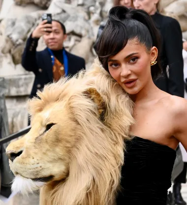 Kylie je cijeli dojam zaokružila retro podignutom frizurom i zlatnim naušnicama. 