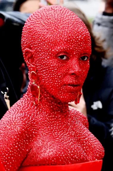 Kreacija koju je Doja Cat nosila inspirirana je Danteovim &quot;Infernom&quot;, odnosno &quot;Paklom&quot;, prvim dijelom Božanske komedije i zaslužuje &quot;zoom&quot;, odnosno zumirat ćemo ti je kako bi izbliza vidjela kristale.  