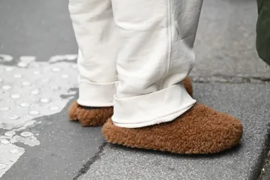 A kad nam je već pogled pao na obuću, zadržimo se još malo na njoj. Zaista se isplati...  Šlape i predugi donji dio trenerke za odlazak na reviju. 