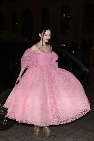 Glumica na reviju Giambattiste Vallija stigla kao Pepeljuga. nadamo se da ponoć nije uništila čaroliju.