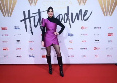 Njezina pjesma za Eurosong, &apos;Guilty Pleasure&apos;, donijela joj je Cesaricu za &apos;Hit veljače&apos;, a Mia Dimšić se pojavila u elegantnoj ljubičastoj mini haljini ispod koje je odjenula crnu majicu dugih rukava, s visokim crnim čizmama na petu.