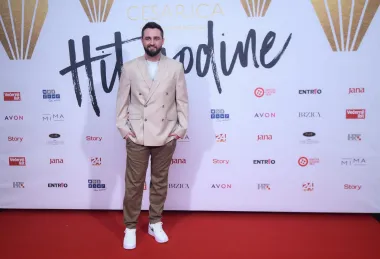 Miljenik publike Matija Cvek briljirao je na ovogodišnjoj dodjeli s osvojenom nagradom za &apos;Hit godine&apos;, a odlučio se za jednostavno izdanje - svijetlo smeđe hlače, krem sako i bijele tenisice.