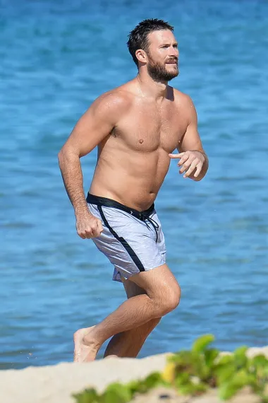 Scott Eastwood sin je holivudske legende Clinta Eastwooda, a osim talenta za glumu, od svog je oca naslijedio i njegov izgled. Zgodni 36-godišnji glumac snimljen je na plažama Havaja gdje je pokazao svoje zavodničke mišiće, a mnoge ga žene smatraju pravim primjerkom &apos;alfa muškarca&apos;.