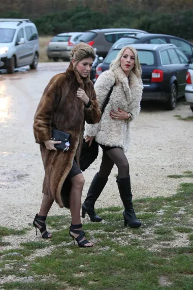 Jelena Perčin prisustvovala je vjenčanju glumice Helene Minić i redatelja Dalibora Matanića u prosincu 2014. Glumica se odlučila za crnu haljinu, mrežaste čarape i elegantne crne sandale na petu, a cijeli look upotpunila je stylish bundom.