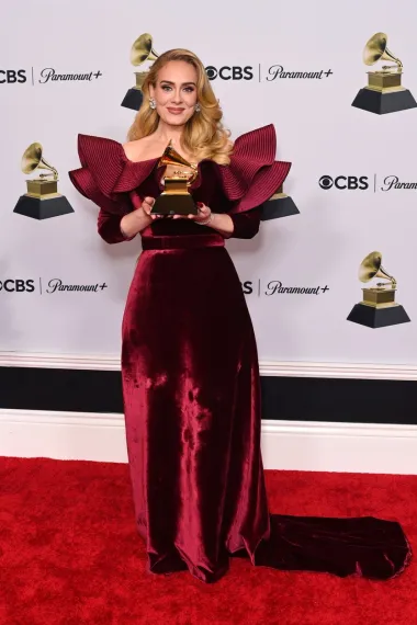 Adele je sinoć izgledala nevjerojatno elegantno, a nosila baršunastu haljinu boje maline s detaljima na ramenima s potpisom Louisa Vuittona. Cijeli outfit zaokružila je Tiffany &amp; Co. nakitom koji je na njoj blistao.