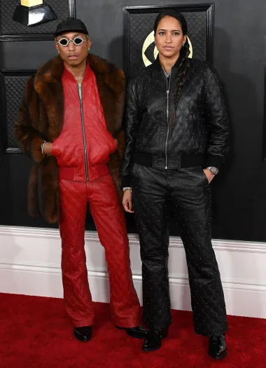 Pjevač Pharrell Williams na crvenom se tepihu pojavio u kožnom crvenom kompletu s potpisom dizajnera Ernesta W. Bakera, s debelom smeđom bundom i svjetlucavim sunčanim naočalama.