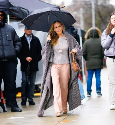 Sarah Jessica Parker podigla je ljubav Carrie Bradshaw prema Fendi baguette torbi na novu razinu, s mikro Fendi torbicom koju nosi oko vrata. 