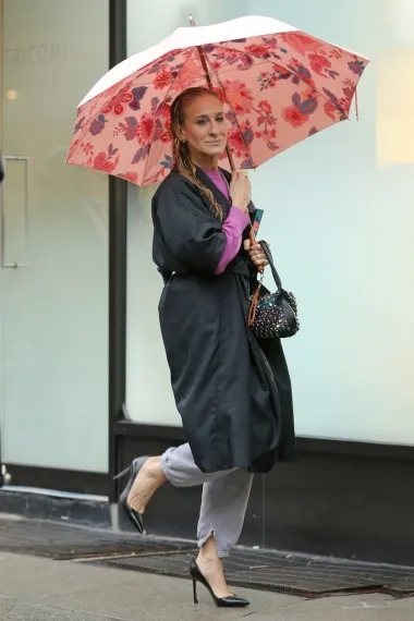 Stylish i kad kiša pada. Sudeći po Carrienom kaputu i Charlottinim štiklama, ali i ovom kišobranu, u modu dolaze floralni motivi.  Kišobran za romantičarke savršeno je upotpunio outfit - rasparenu trenirku na crne salonke i baloner. 