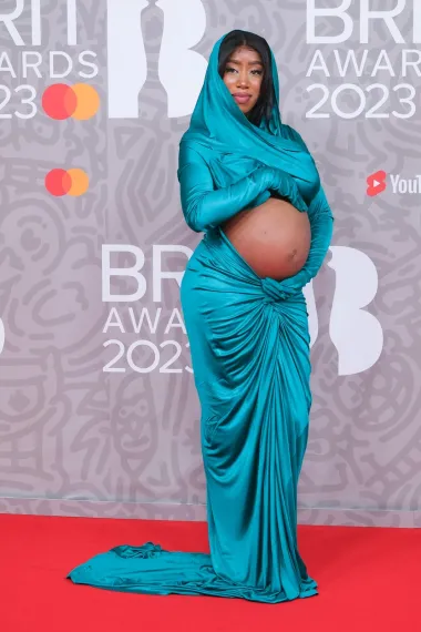 Uz Jessie J još se jedna  trudnica prošetala crvenim tepihom BRIT Awardsa, također pokazavši svoj trudnički trbuh. Pjevačica Kamille je odjenula tirkiznu satensku haljinu koja prekriva glavu, ali otkriva trbuh. 