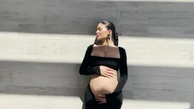 Lijepa Kylie Jenner u predivnoj trudničkoj haljini s četvrtastim dekolteom i velikim otvorom za trbuh. Snimljena je u rujnu 2021., dok je bila trudna drugi put sa sinom Aireom. Podsjetimo prvu trudnoću je skrivala ko zmija noge, pa nismo ni imali prliku vidjeti jel i tad ponosno pokazivala trudnički trbuh. 