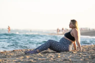 Britanski plus size model Iskra Lawrence pokazala je svoj trudnički trbuh na plaži u Miami Beachu, u veljači 2020. godine. S obzirom na datum, Iskra nije bila inspirirana Rihannom. Cure jednostavno imaju sličan ukus. 