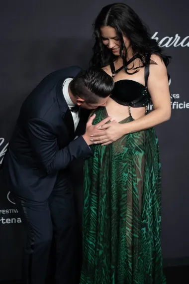 Supermodel Adriana Lima u svibanju 2022., tijekom festivala u Cannesu. Andre Lemmers ljubi trudnički trbuščić svoje drage. 