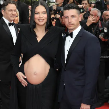 Također Cannes, 2022. Lima, po svemu sudeći obožava trudničke haljine &apos;ala&apos; Rihanna, obzirom da ovaj model, poput prethodnog, otkriva trudnički trbuh.