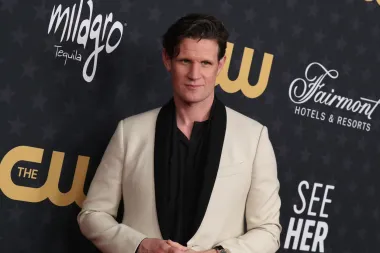 Ovaj 40-godišnji britanski glumac slavu je stekao glumeći Doctora u BBC-ovoj seriji &apos;Doctor Who&apos;, a glumio je i u serijama &apos;House of the Dragon&apos; i &apos;The Crown&apos;. Matt definitivno nije klasični ljepotan, no njegov seksi look i imidž &apos;lošeg dečka&apos; privukao je brojne slavne ljepotice među kojima su i manekenka Daisy Lowe te glumica Lily James. 2015. godine magazin GQ proglasio ga je jednim od najbolje odjevenih muškaraca u Velikoj Britaniji.
