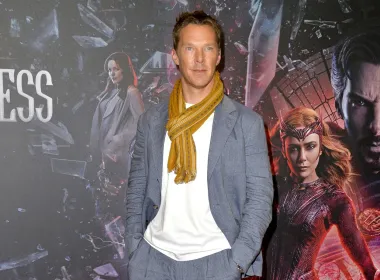 Talentirani i pomalo samozatajni engleski glumac Benedict Cumberbatch možda ne odgovara klasičnim standardima ljepote, ali na njegov britanski šarm zaista je teško ostati imun. Poznat je po ulogama inteligentnih likova, a svjetsku popularnost stekao je 2010. godine ulogom detektiva Sherlocka Holmesa u britanskoj kriminalističkoj televizijskoj seriji &apos;Sherlock&apos;, dok mu je film &apos;Igre oponašanja&apos; iz 2014. donio prvu nominaciju za Oscara za najboljeg glavnog glumca. Cumberbatch je utjelovio i Doctora Strangea u Marvelovim filmovima. Od 2015. godine glumac je u braku s kazališnom redateljicom Sophie Hunter s kojom ima i troje djece.  