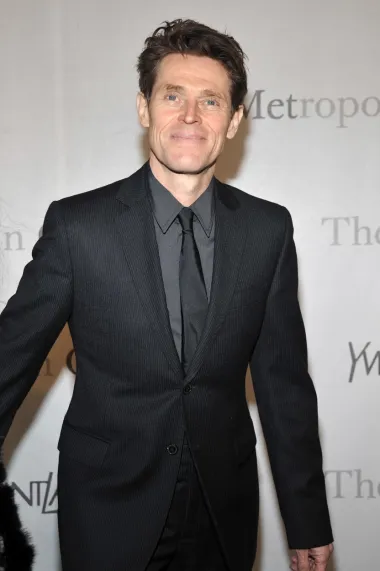Američki glumac Willem Dafoe za Oscara je bio nominiran čak četiri puta, a zbog svog pomalo neobičnog izgleda u filmovima najčešće glumi zlikovce i loše frajere. Neki od njegovih najpoznatijih filmova su &apos;Američki psiho&apos;, &apos;Vampirova sjena&apos; i &apos;Spiderman&apos;. Od 2005. godine je u braku s talijanskom glumicom Giadom Colagrande.