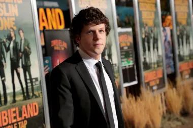 Glumac Jesse Eisenberg ne odgovara tipičnim holivudskim standardima ljepote, no ima svoj dječački šarm i čini se da ga žene vole upravo radi takvog imidža. Baš kao i likovi koje je glumio u mnogim filmovima, Jesse je i u stvarnom životu pomalo drugačiji, no pripadnicama ljepšeg spola to nimalo ne smeta. Jedan od njegovih najpoznatijih filmova je &apos;Društvena mreža&apos; Davida Finchera u kojem je sjajno odglumio osnivača Facebooka, Marka Zuckerberga, a ta mu je uloga donijela nominaciju za Oscara, BAFTA-u i Zlatni globus. Jesse je kratko vrijeme bio u vezi s glumicom Mijom Wasikowskom, a od 2017. je u braku s Annom Strout koju je upoznao na setu filma &apos;The Emperor&apos;s Club&apos;. 