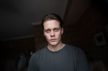 32-godišnji Bill Skarsgård dolazi iz poznate švedske obitelji – otac mu je slavni glumac Stellan Skarsgård, dok je glumac Alexander Skarsgård njegov stariji brat. Javnost ga je zapazila tek nedavno, nakon što je u horor filmu &apos;Ono&apos; iz 2017. utjelovio zlog klauna Pennywisea. Bill možda i nije klasični ljepotan, ali svakako ima neodoljivu karizmu kojoj je teško odoljeti pa nas i ne čudi da ga žene obožavaju.