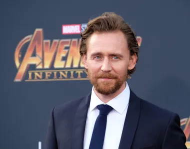 Britanski glumac Tom Hiddleston često se pojavljuje na listama ne baš tako klasičnih ljepotana, iako ga većina žena smatra neodoljivim. Zgodan je i privlačan na svoj način, a njegovom šarmu nije mogla odoljeti ni pjevačica Taylor Swift s kojoma je bio u kratkoj vezi 2016. godine. Međunarodnu slavu stekao je portretirajući boga Lokija u Marvelovoj franšizi o superjunacima, a upravo mu je ta uloga promijenila život i lansirala ga među holivudske zvijezde s A liste. Mnogi ga smatraju jednim od najvećih britanskih glumaca svoje generacije. 