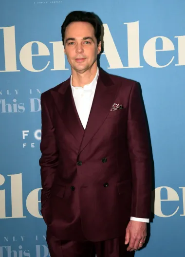 Poznat po ulozi genijalnog i neurotičnog Sheldona Coopera u hit seriji &quot;Teorija velikog praska&quot;, Jim Parsons će 24. ožujka napuniti 50 godina, iako mu nikada ne bismo dali toliko. Parsons je dobitnik Emmyja i Zlatnog globusa za ulogu Sheldona, a iako je ostvario još nekoliko filmskih i televizijskih uloga, ovo je uloga po kojoj ga svi najviše pamtimo.