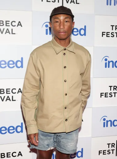Osoba kojoj nikada ne bismo dali 50 godina definitivno je američki izvođač Pharrell Williams, no on će 5. travnja napuniti 50 godina. Jedan je od najslavnijih i najplodnijih producenata u modernoj glazbi, a svoju je karijeru započeo kao reper i producent u hip-hop grupi The Neptunes. Najpoznatiji je po svojim hitovima kao što su &quot;Happy&quot; i &quot;Just a Cloud Away&quot;, a jedna od najnovijih vijesti je da je postao novi kreativni direktor muške linije Louisa Vuittona.