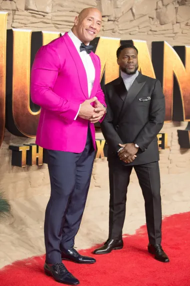 Dwayne Johnson je svoje goleme mišiće za britansku premijeru Jumanjija &quot;upakirao&quot; u jarko ružičasti sako i moramo priznati da izgleda sjajno!