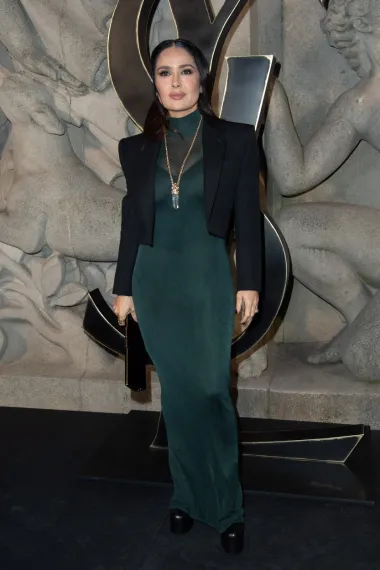 Meksička glumica također je stigla na reviju Saint Laurenta i se odlučila za zagasitu kombinaciju.  Maxi zelena haljina s visokim ovratnikom i kratki crni sako su stylish kombinacija, a crne platforme su dodale nekoliko centimetara u visinu ove džepne Venere kako je mnogi nazivaju. Uz ovu jednostavnu haljinu i sako nosila kombinirala je clutch crnu torbicu i dugačku zlatnu ogrlicu. 