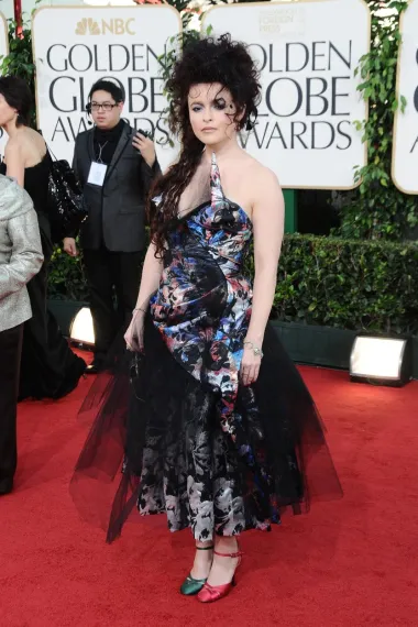 Glumica Helena Bonham Carter u različitim cipelama na crvenom tepihu na dodjeli Zlatnih globusa 2011. godine. 