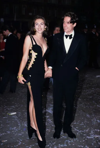Jedna od možda najlegendarnijih haljina s dubokim dekolteom je ona koju je nosila engleska glumica i model Elizabeth Hurley kada je pratila Hugha Granta na premijeri filma &apos;Četiri vjenčanja i sprovod&apos; 1994. Nosila je crnu Versace haljinu s detaljima zlatnih igala sa strane u kojoj je izgledala nevjerojatno elegantno, a osim proreza na nozi, haljinu karakterizira i dubok dekolte.