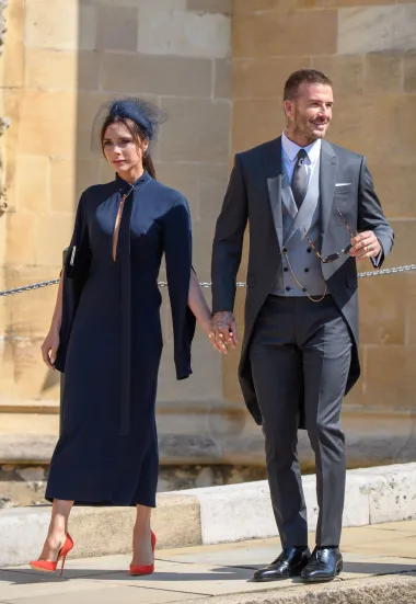 Početkom 2000-ih, britanski nogometaš David Beckham bio je velika zvijezda, a u to je vrijeme navodno imao i aferu s asistenticom, Rebeccom Loos. Uhvaćen je kako se zabavlja u društvu nepoznate žene u jednom noćnom klubu, a cijela je priča izašla i u medije te se kasnije ispostavilo da je riječ upravo o Rebecci. Zatim su se počele širiti i glasine o razvodu moćnog britanskog para, no supružnici su demantirali tračeve te se David u kratkoj izjavio obratio medijima istaknuvši kako je u sretnom braku. Sve do danas, Beckhamovi su uspjeli očuvati odnos, a nedavno su proslavili i 23. godišnjicu braka.