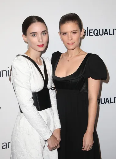 Obje su prekrasne, talentirane i uspješne glumice, no nikada ne bismo rekli da su sestre. Rooney i Kate Mara izgledaju potpuno drugačije jedna od druge - od boje očiju do svih ostalih karakteristika na njihovim licima, a Kate je samo dvije godine starija od Rooney.
