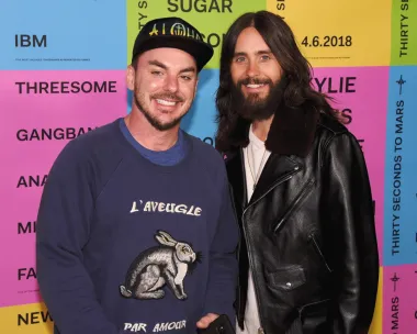 Poznata braća Shannon i Jared Leto osnovala su svoj bend Thirty Seconds to Mars, ali njihov afinitet prema glazbi je ono gdje njihove zajedničke karakteristike prestaju. Shannon i dvije godine mlađi Jared uopće ne sliče jedno na drugoga - imaju različitu boju očiju, drugačije su visine, a dok Jared ima dugu kosu, Shannon ima kratku.