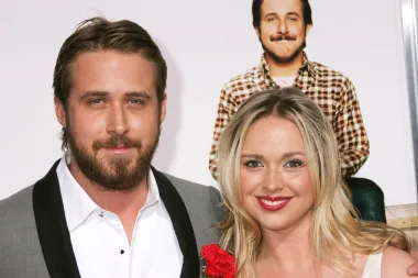 Poznati glumac Ryan Gosling na crvenom se tepihu često pojavljuje u društvu svoje starije sestre, producentice Mandi Gosling, s kojom ne dijeli baš nikakvu sličnost kada je u pitanju fizički izgled. Iako su oboje &quot;plavuše&quot;, ništa ih drugo ne bi moglo odati da su brat i sestra.